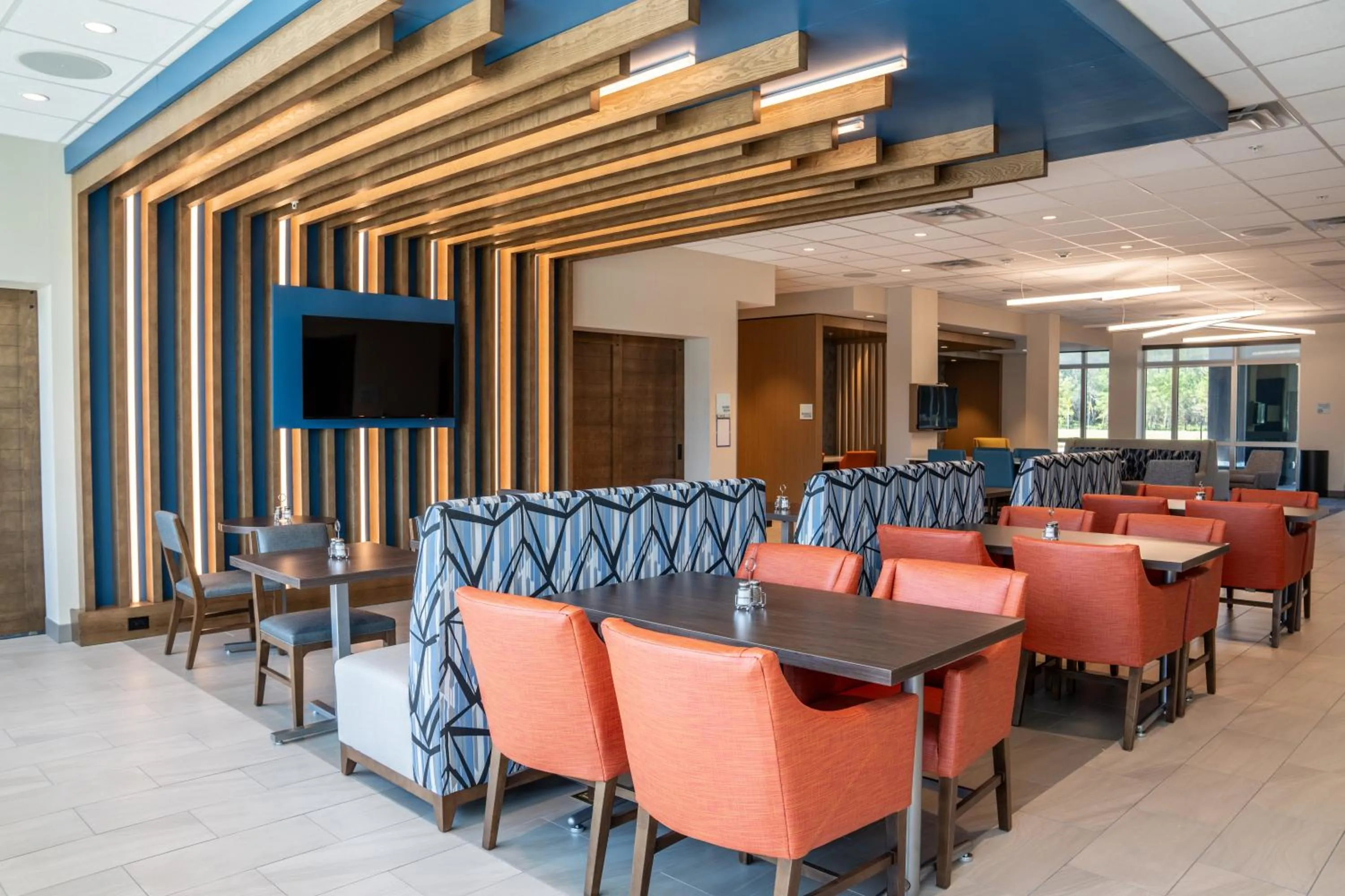 Lobby or reception in Holiday Inn Express & Suites Fort Walton Beach - Eglin Area by IHG