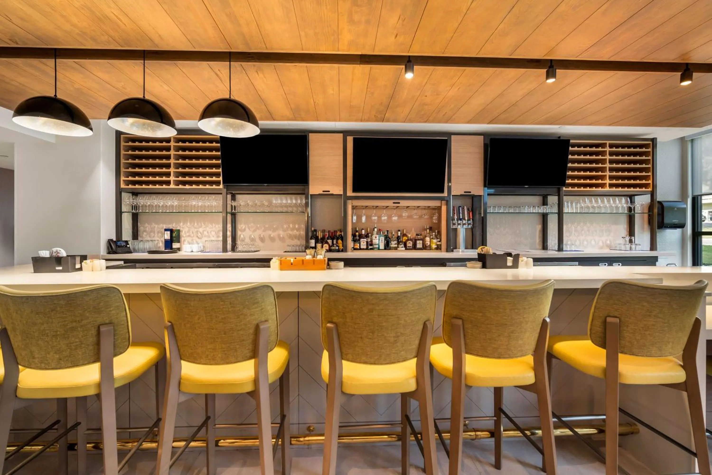 Lounge or bar in Hilton Garden Inn North Conway