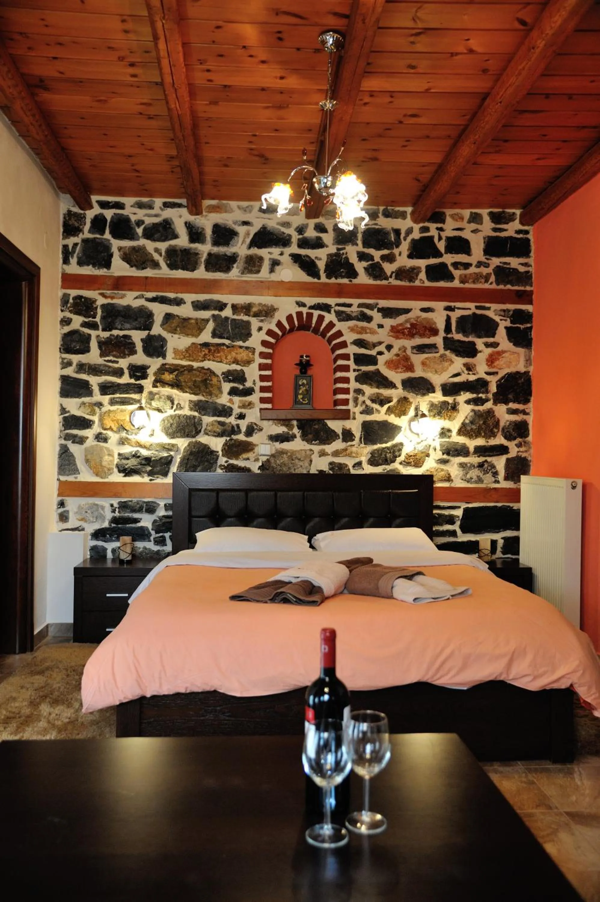 Photo of the whole room, Bed in Enastron