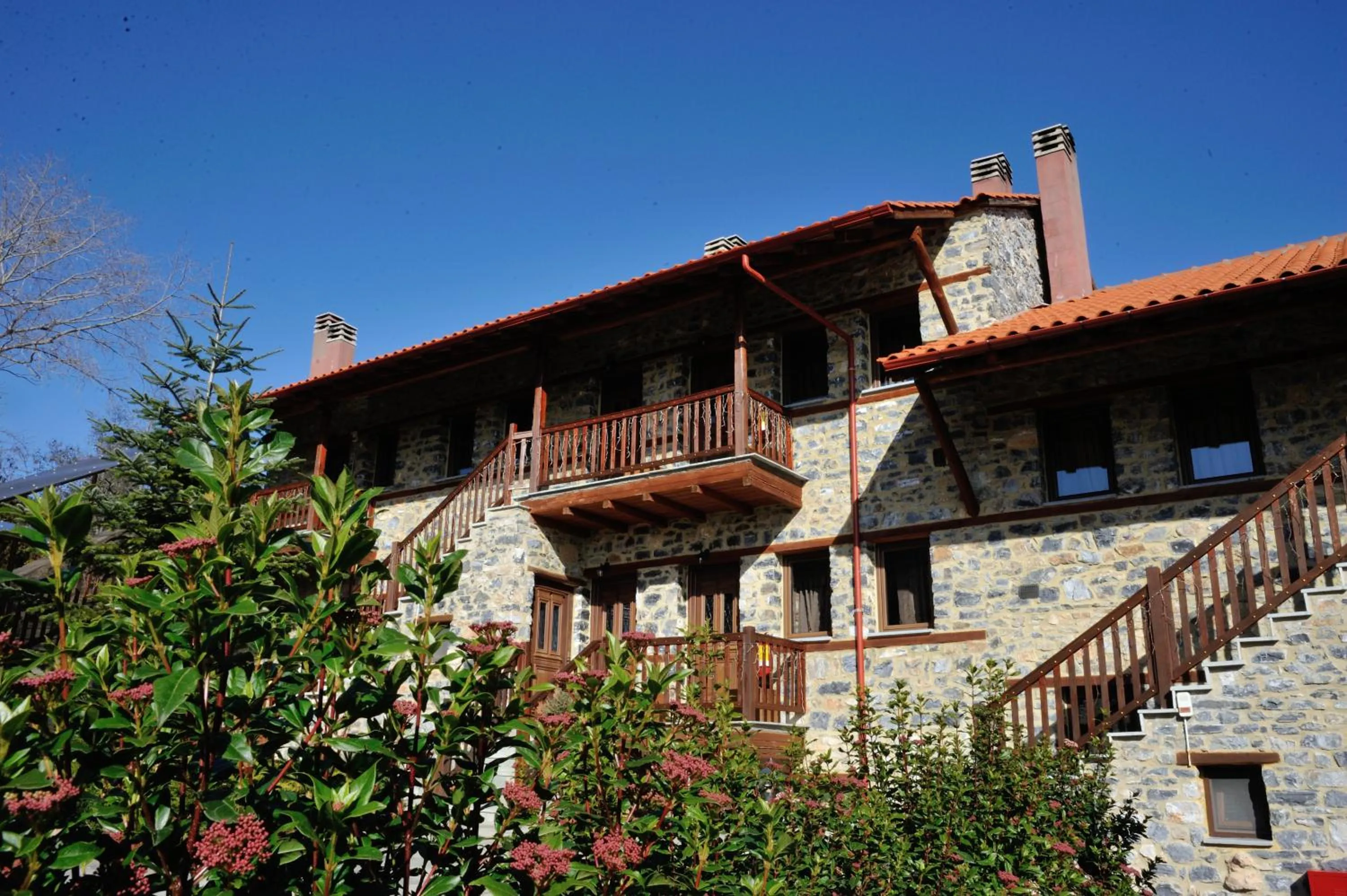 Property building in Enastron