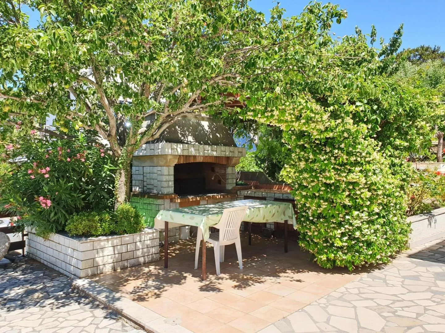 BBQ facilities in Apartment Devcic