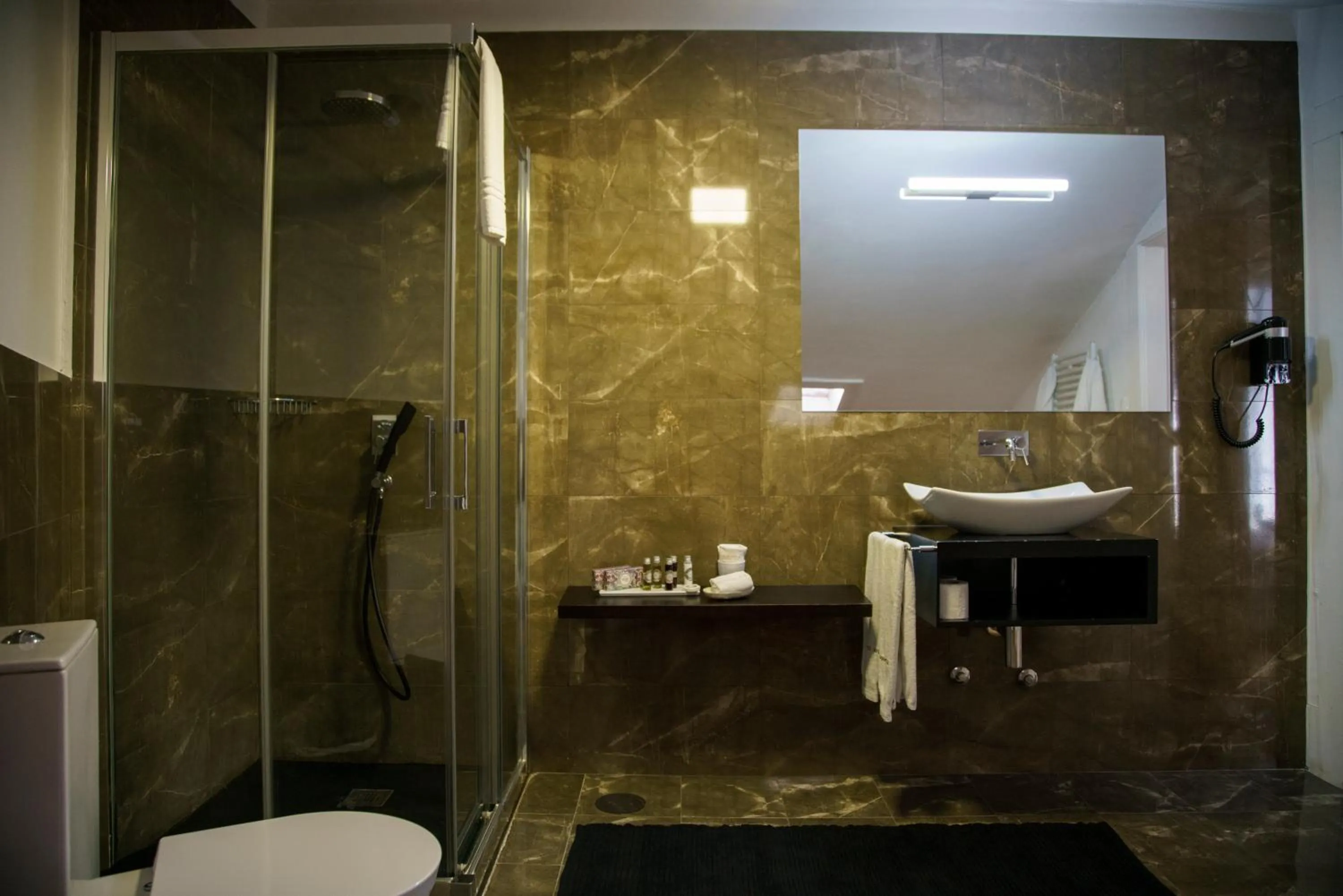 Toilet in Oporto Loft