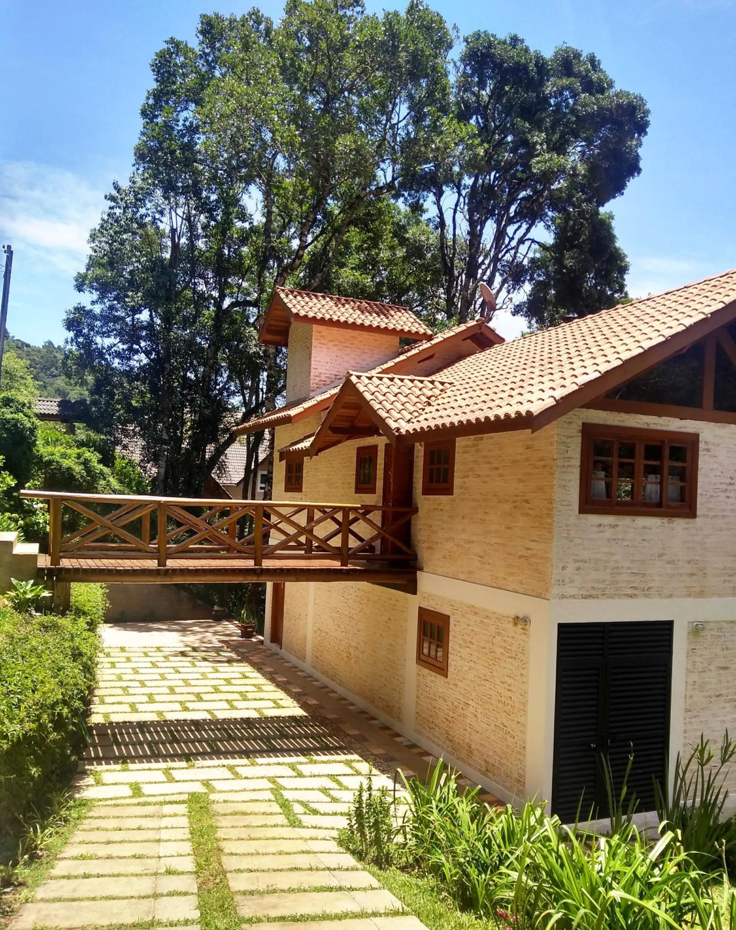Facade/entrance in Nas Nuvens Hospedaria