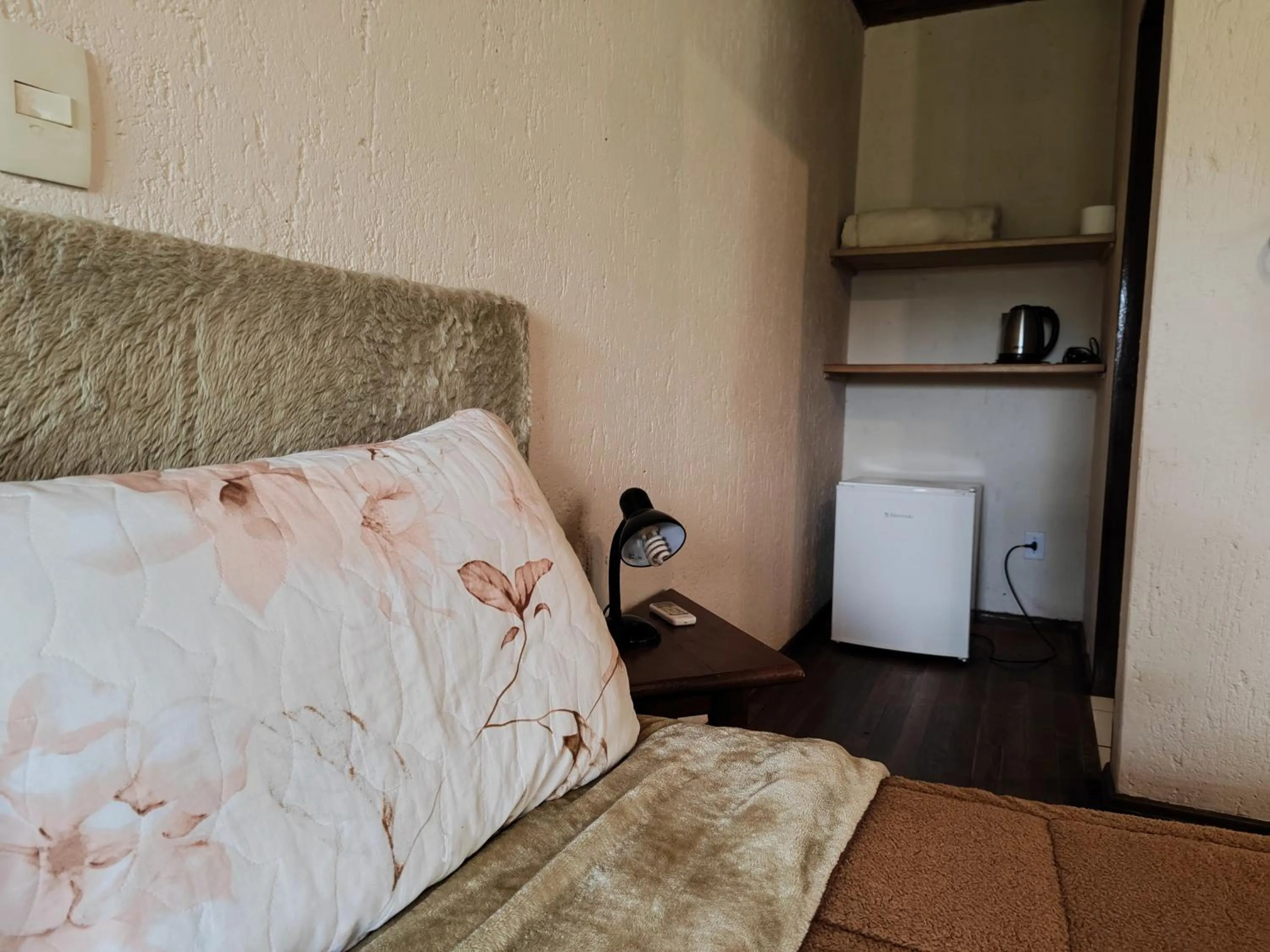 Photo of the whole room, Bed in Chalés Pousada Malacara