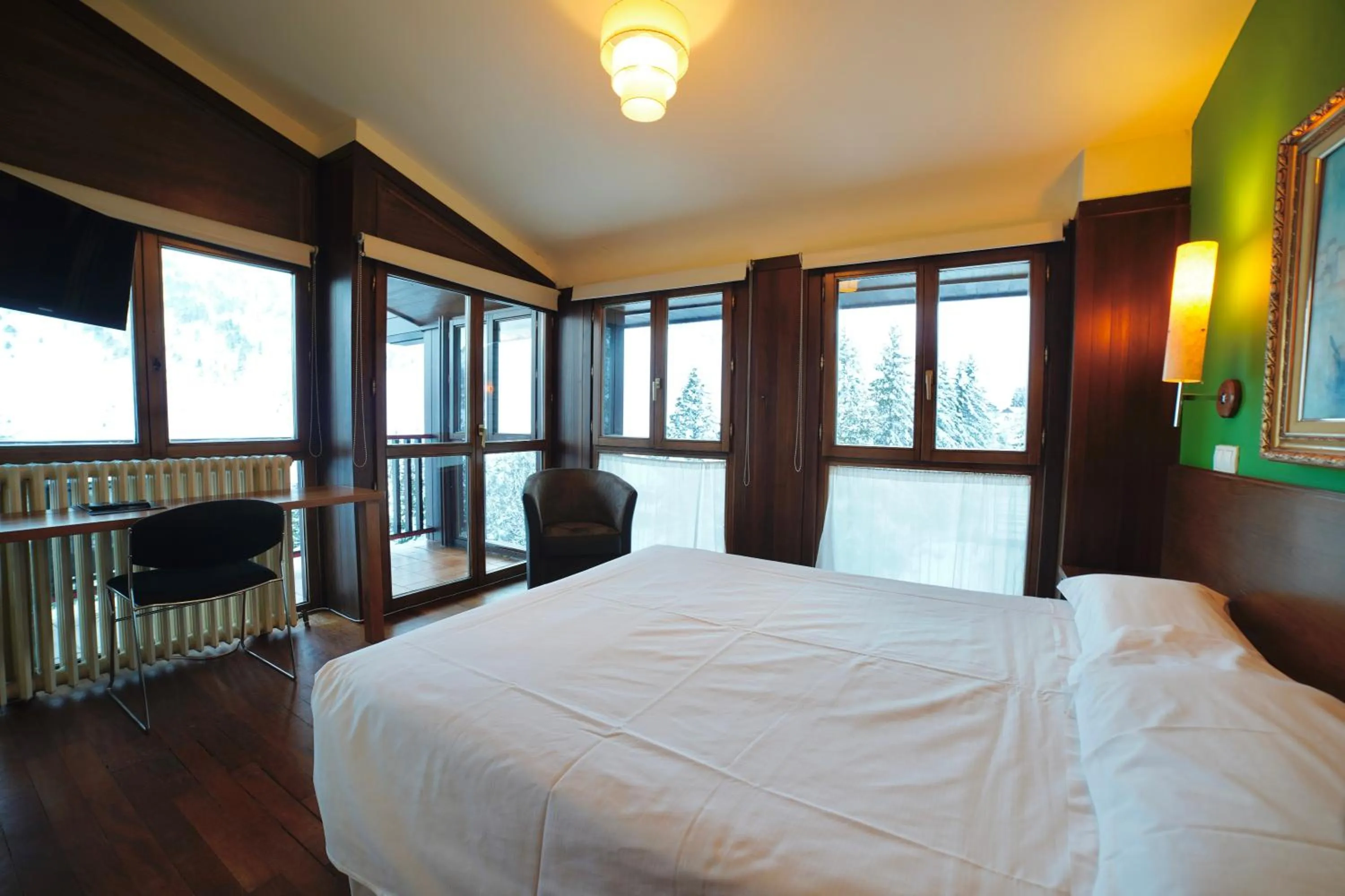 Photo of the whole room, Bed in SNÖ Hotel Candanchú