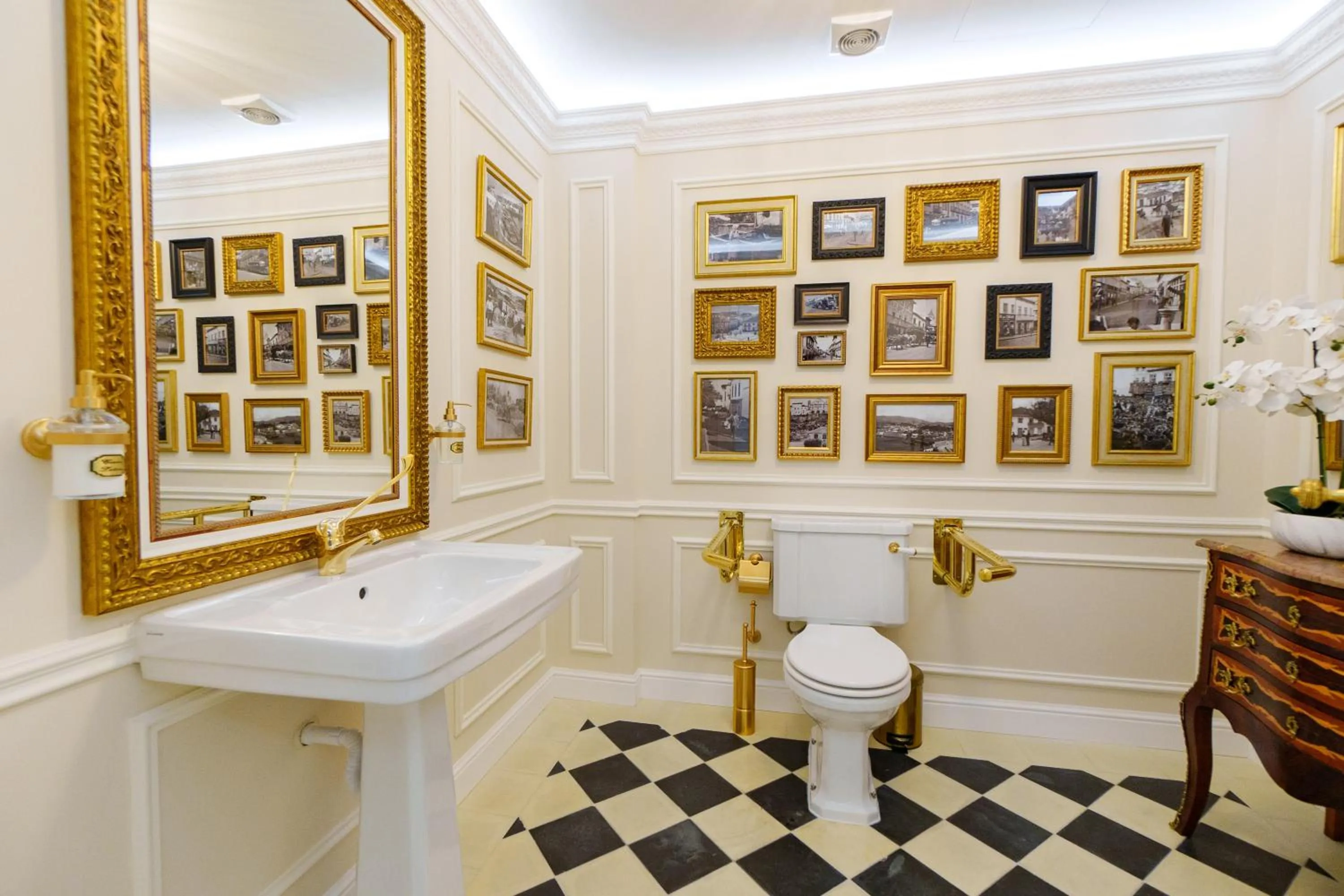 Toilet in Boutique Hotel Teatro