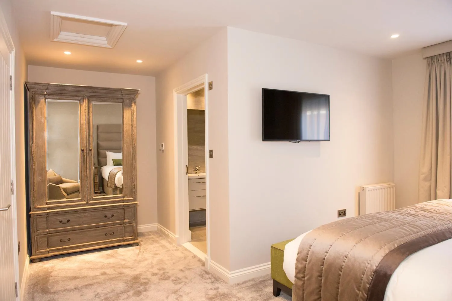 Bed in Roundthorn Country House & Luxury Apartments