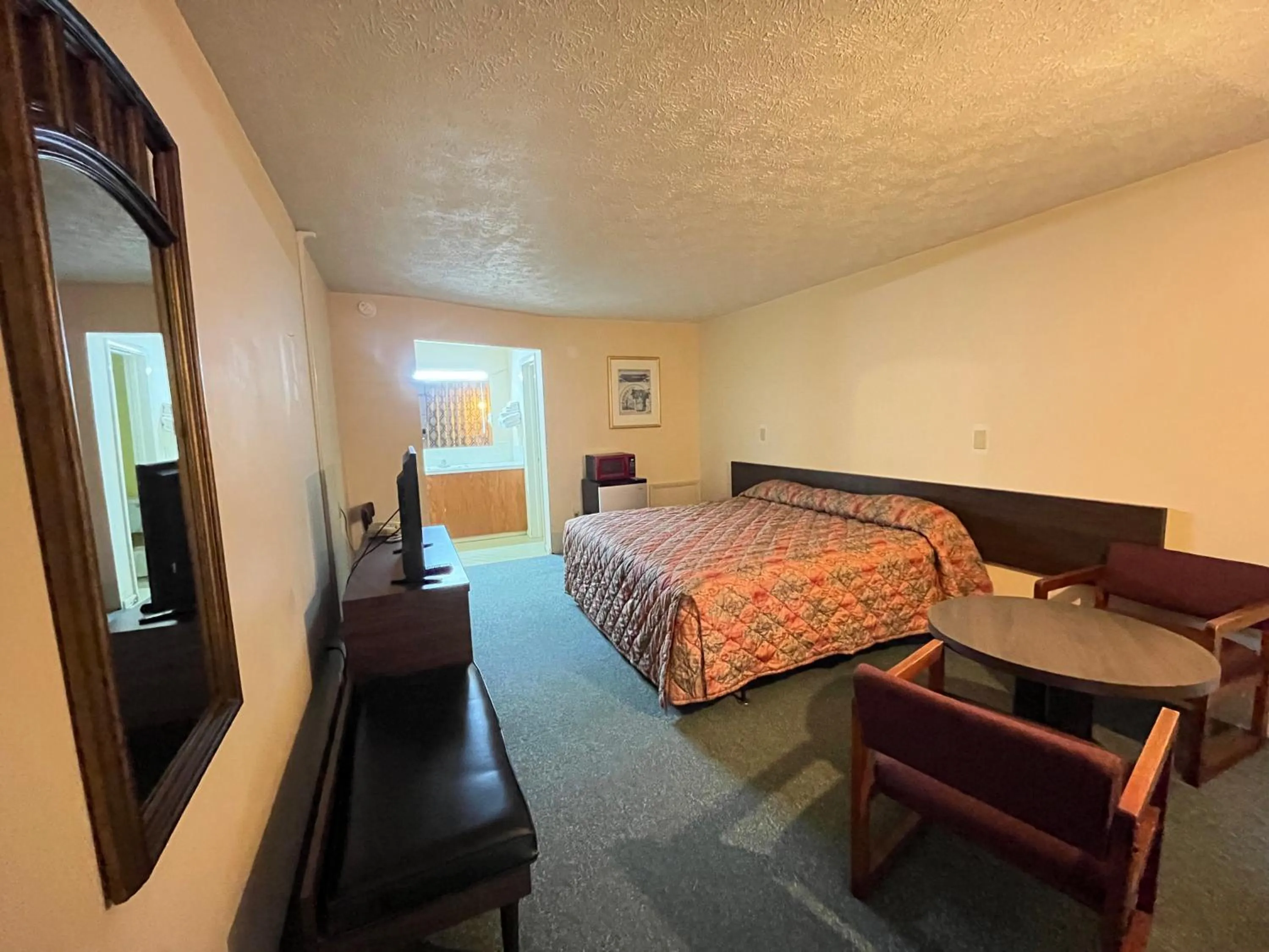 Bed in Mountain Empire Motel