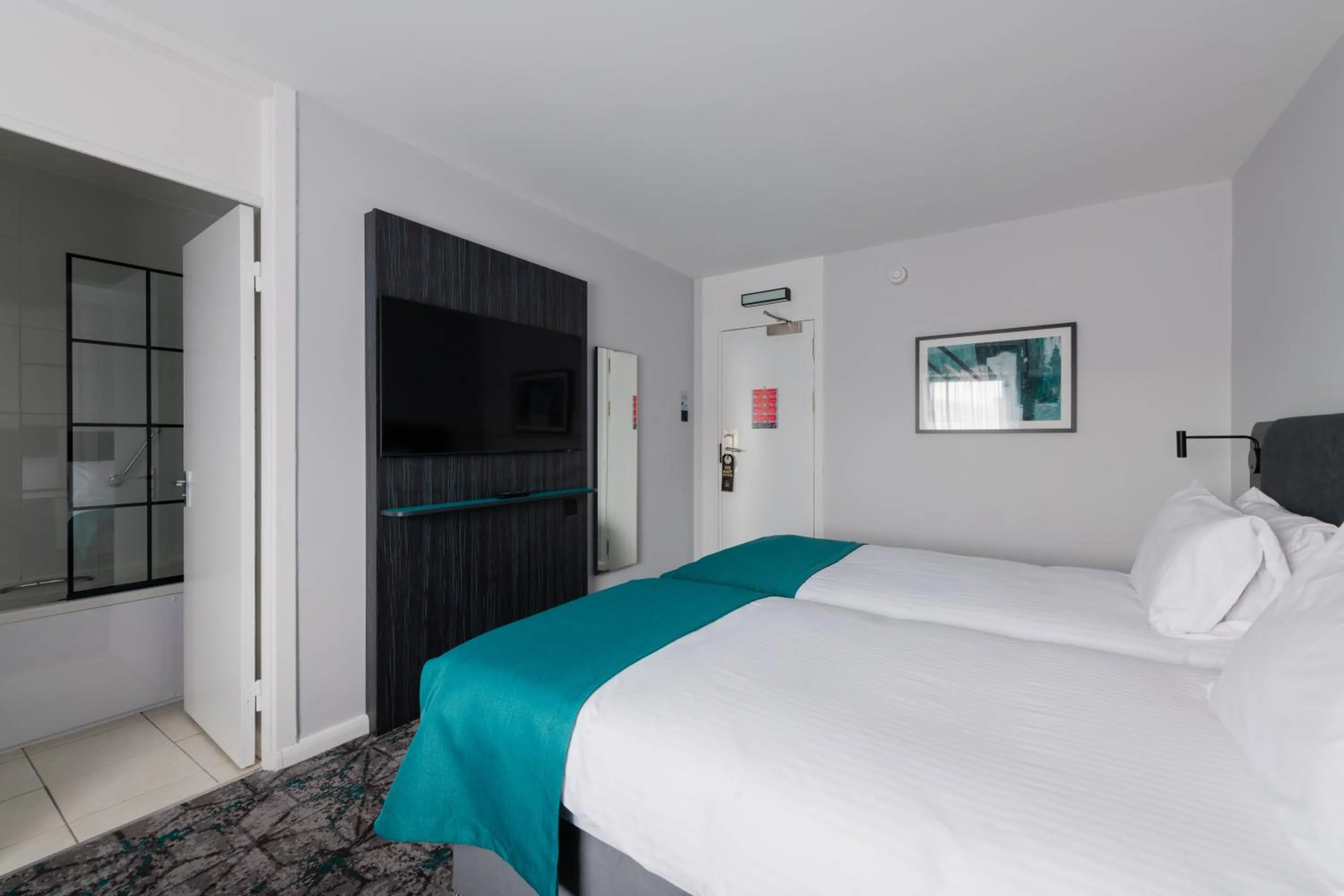 Bedroom, Bed in Normandy Hotel (Near Glasgow Airport)