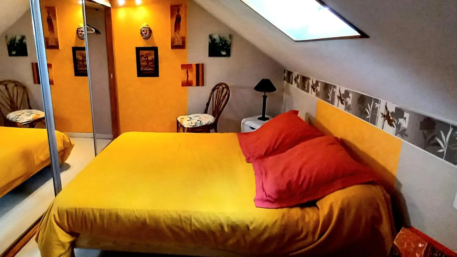 Photo of the whole room, Bed in Chez Marie