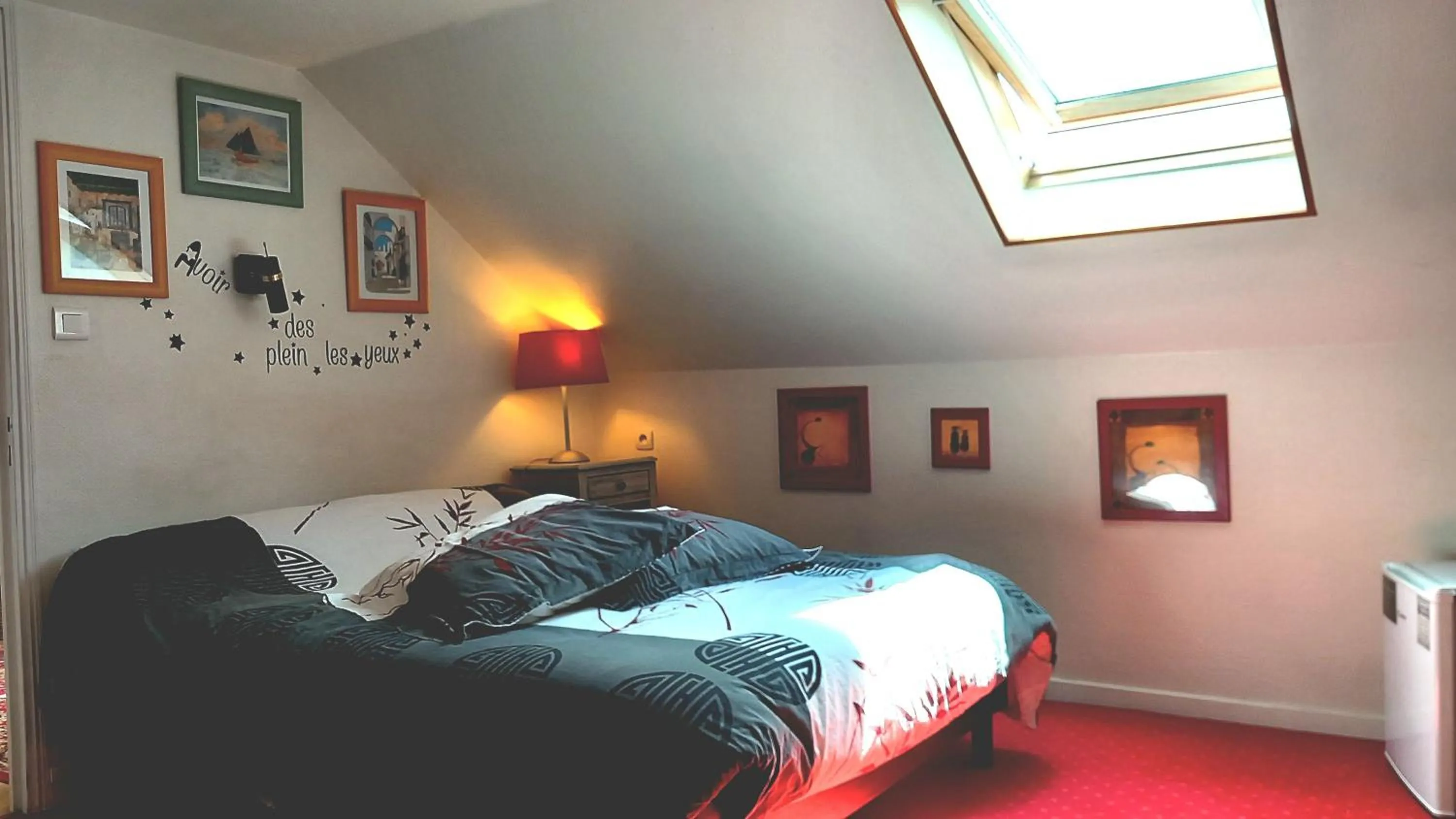 Photo of the whole room, Bed in Chez Marie