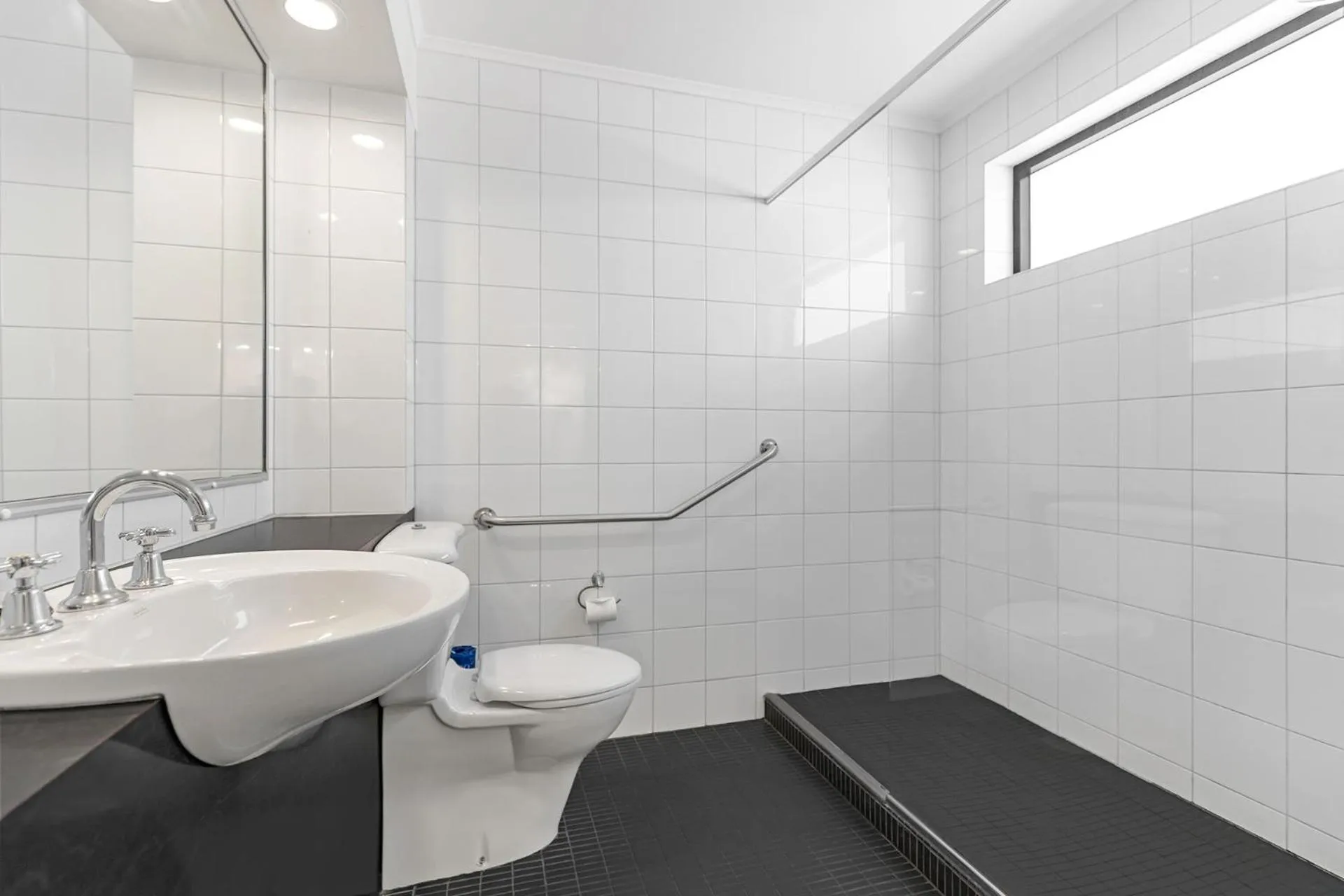 Shower in Caledonian Hotel Echuca