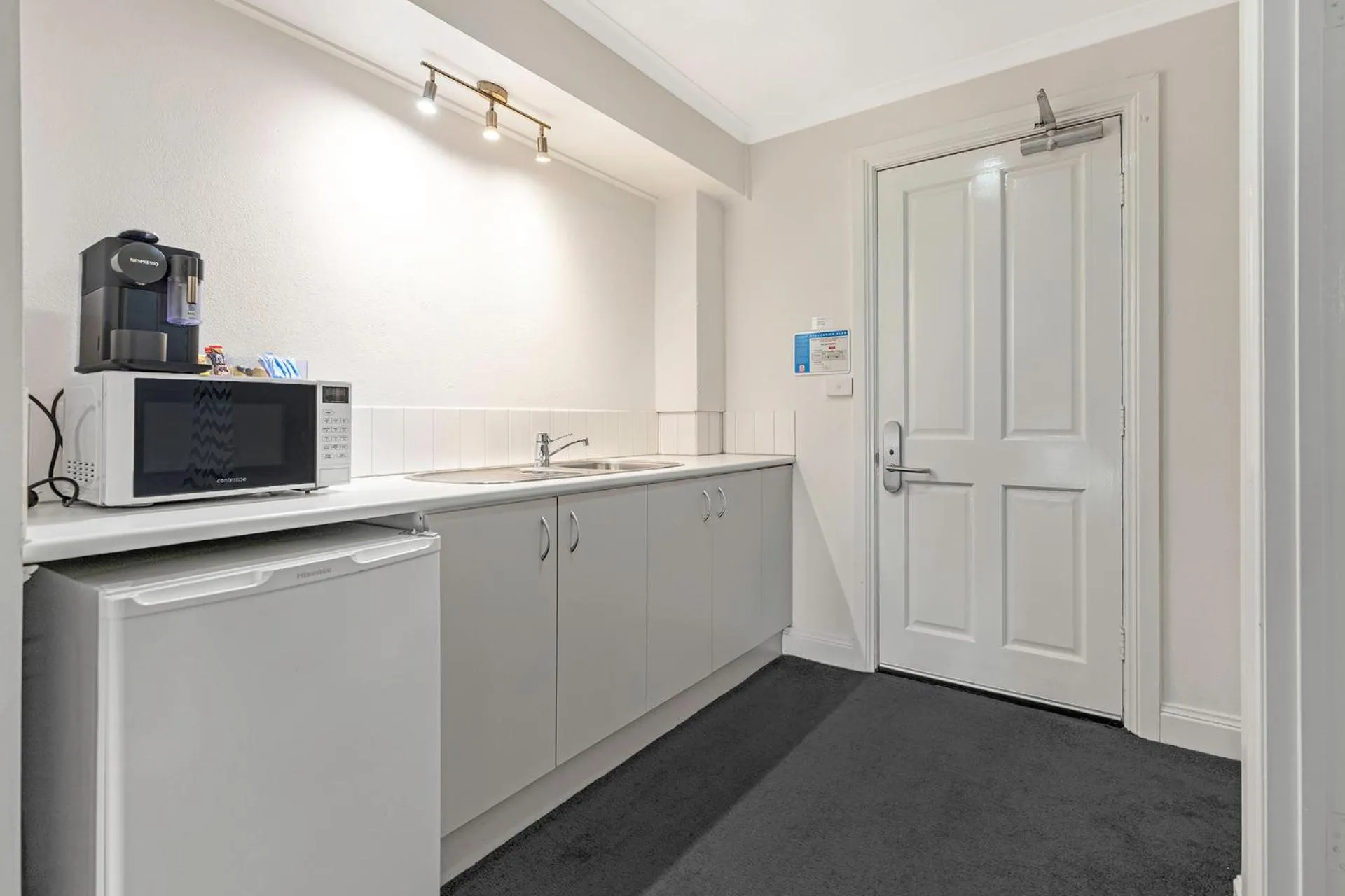 Kitchen or kitchenette in Caledonian Hotel Echuca