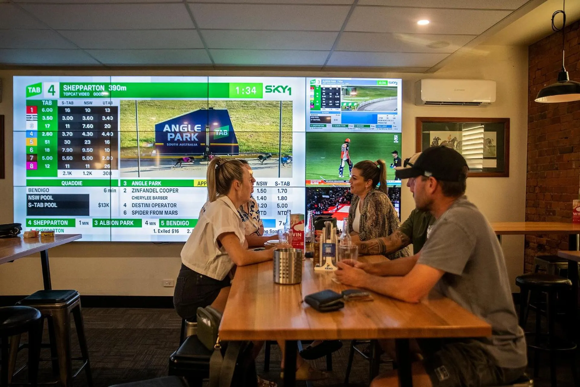 Restaurant/places to eat in Caledonian Hotel Echuca