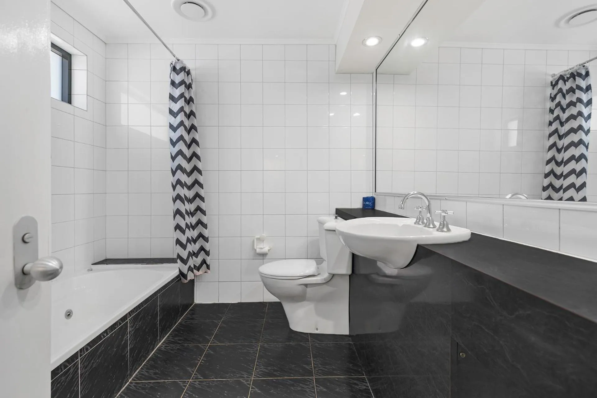 Shower in Caledonian Hotel Echuca