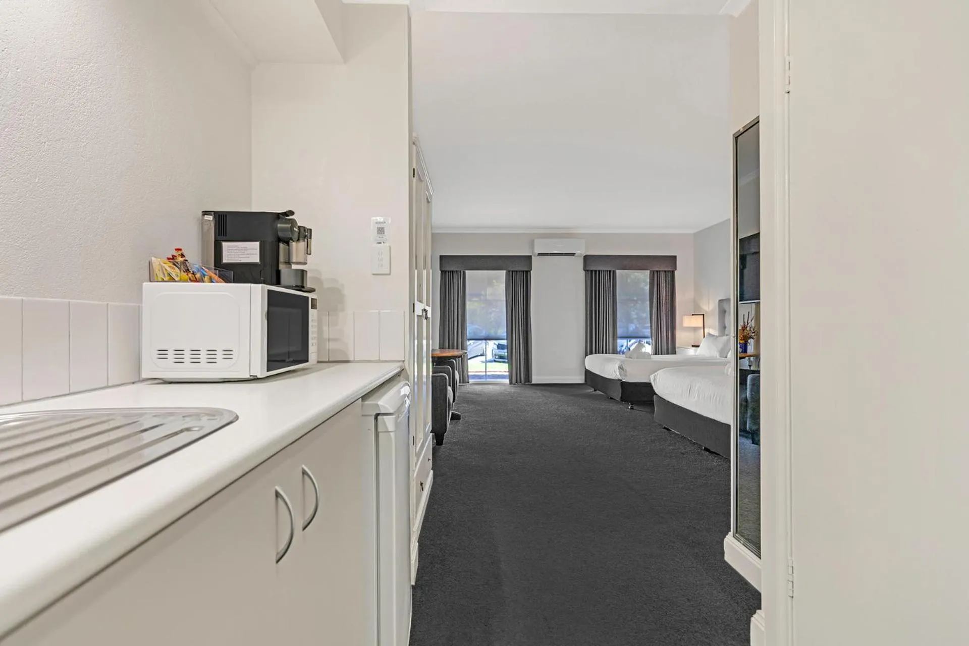 Kitchen or kitchenette in Caledonian Hotel Echuca
