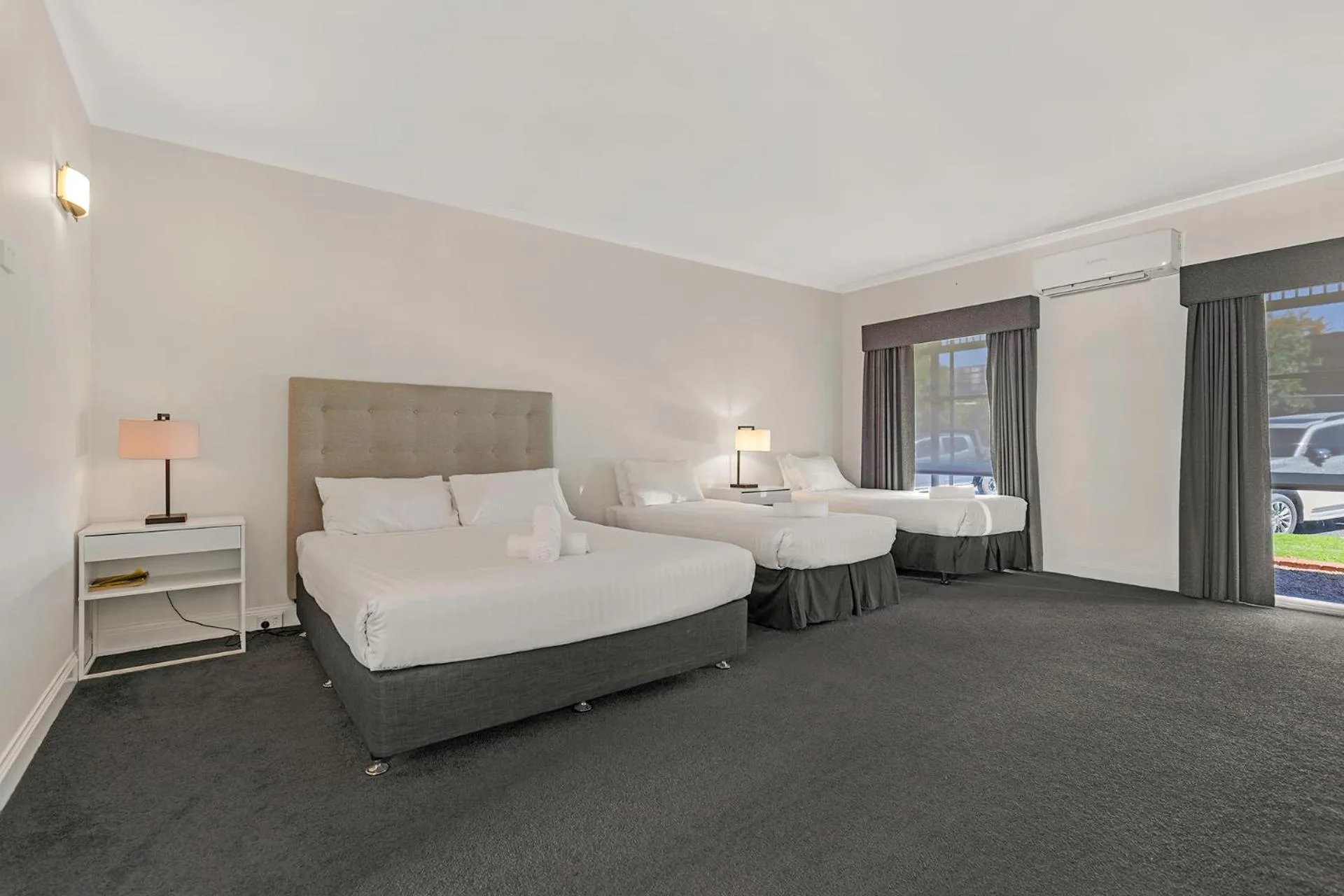 Bed in Caledonian Hotel Echuca