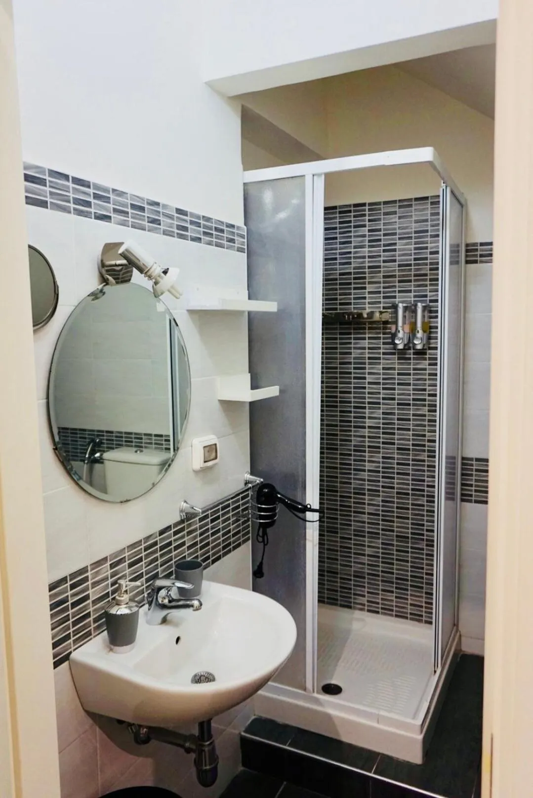 Shower in Passi di Mare Rooms