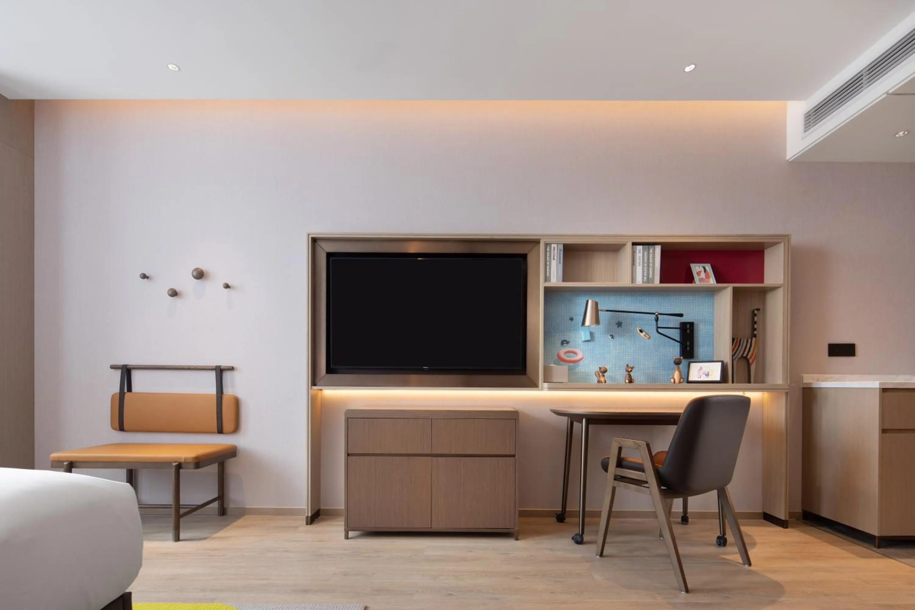 Seating area in Home2 Suite by Hilton Hangzhou Qianjiang New Town