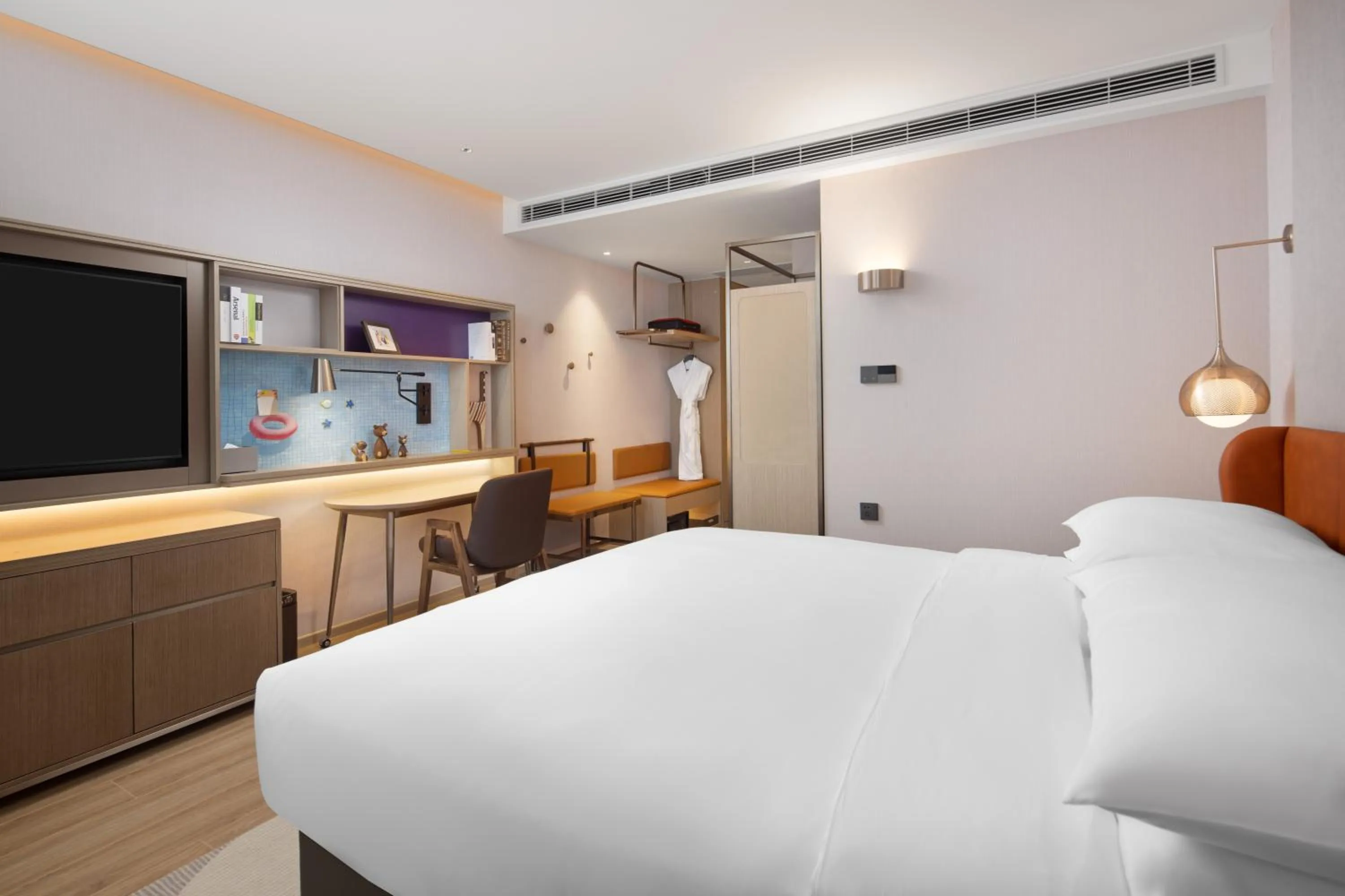 Photo of the whole room, Bed in Home2 Suite by Hilton Hangzhou Qianjiang New Town