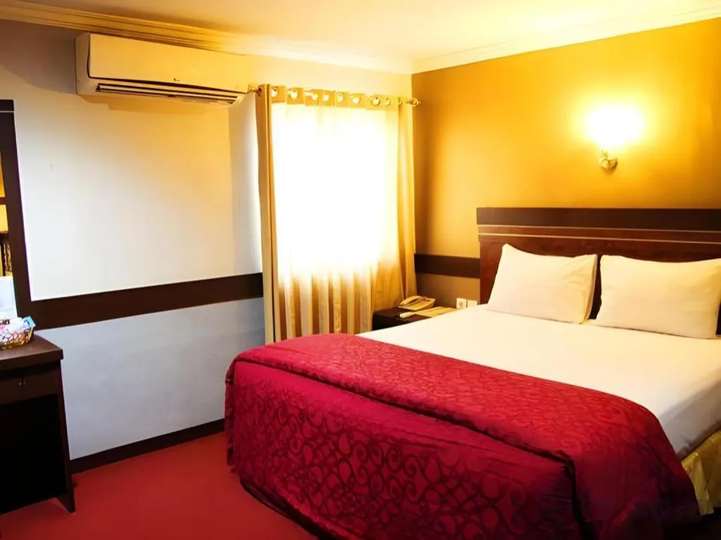 Bed in Hotel Menara Lexus