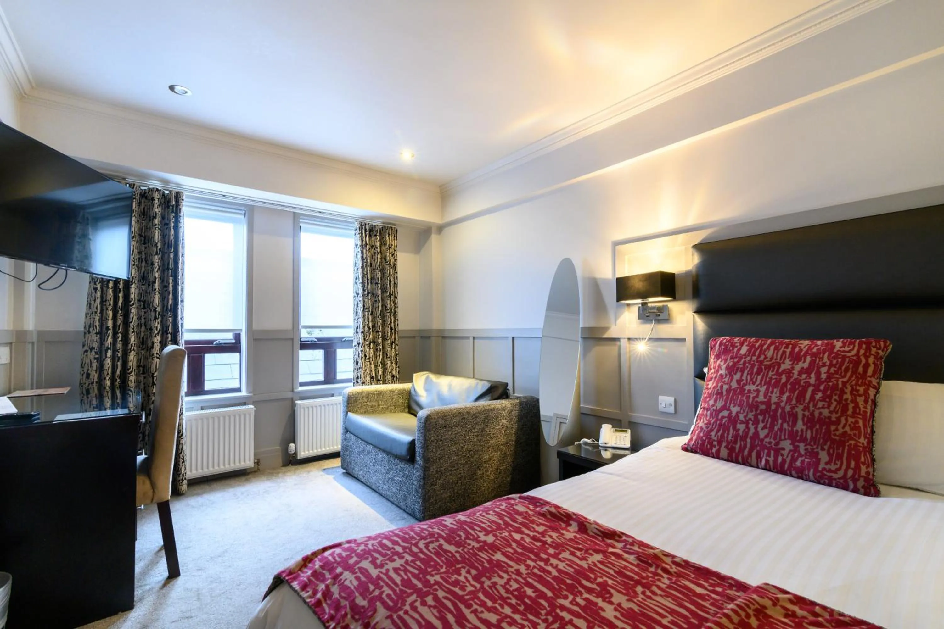 Bed in Glynhill Hotel & Spa near Glasgow Airport