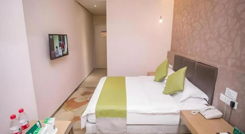 Bed in GreenTree Alliance Shenzhen Shekou Sea World Taizi Road Hotel