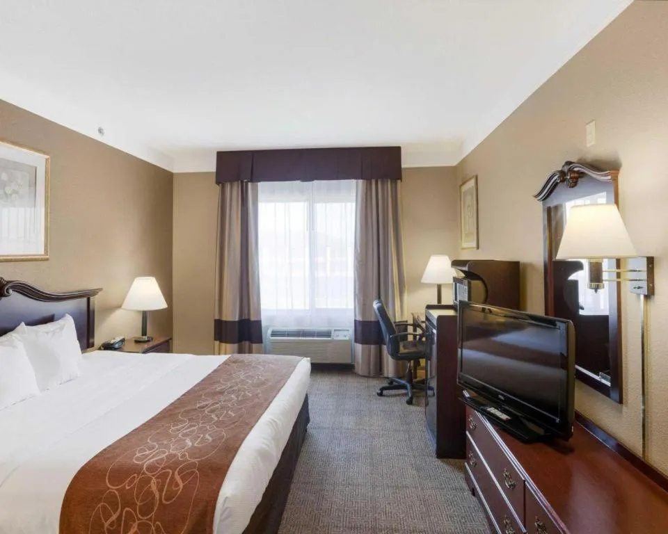 Bed in Comfort Suites Plainview