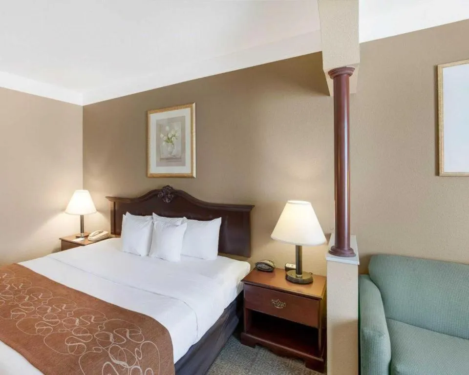 Bed in Comfort Suites Plainview