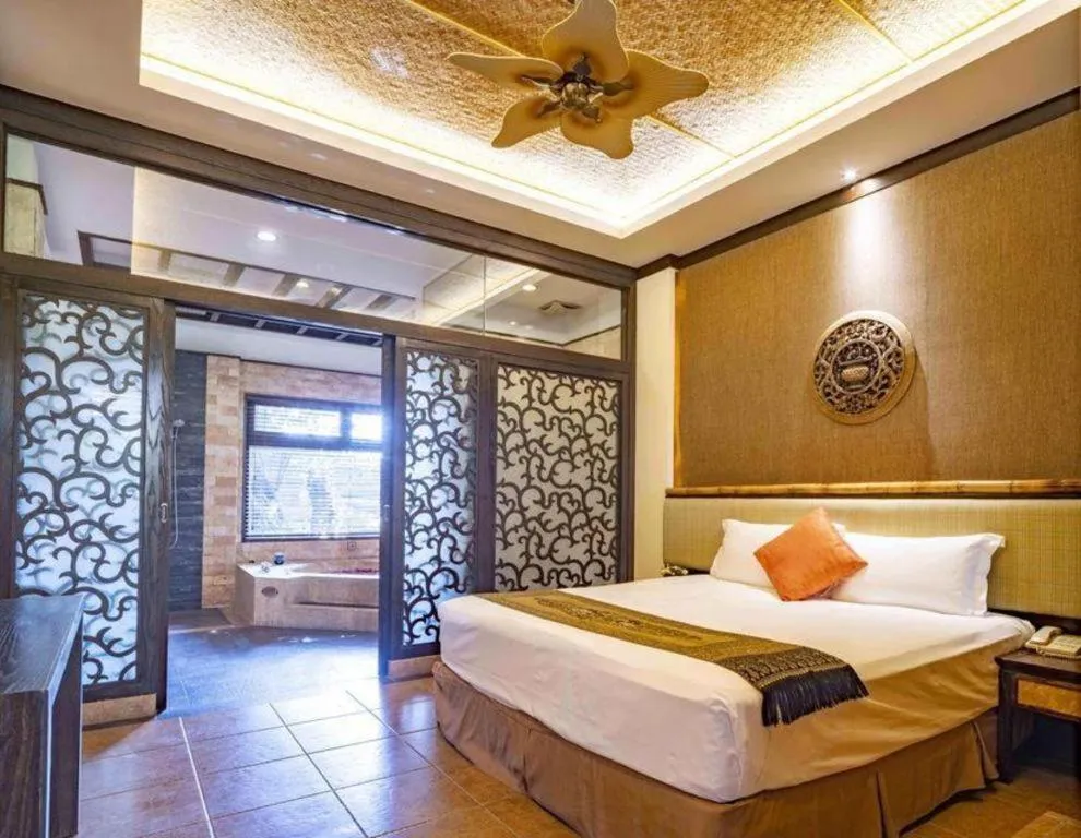 Bed in Riyuegu Hotsprings Resort