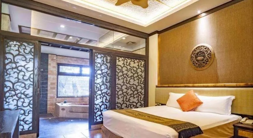 Bed in Riyuegu Hotsprings Resort