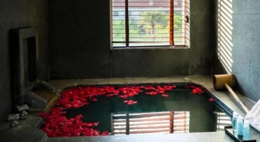 Bed in Riyuegu Hotsprings Resort