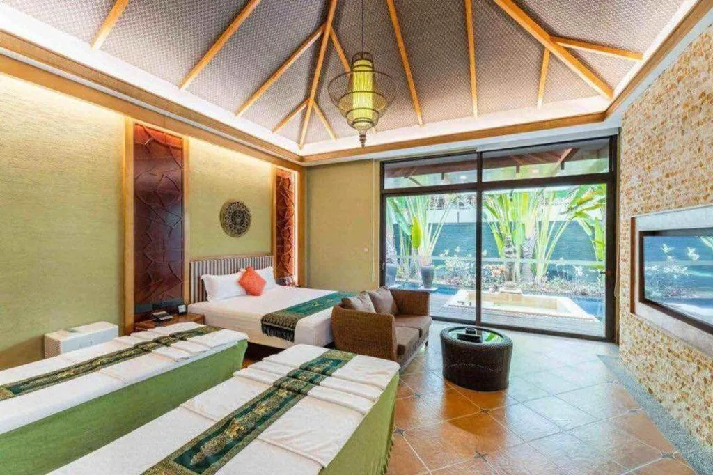 Bed in Riyuegu Hotsprings Resort