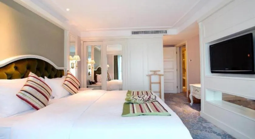 Bed in Xiamen Jingmin Central Hotel