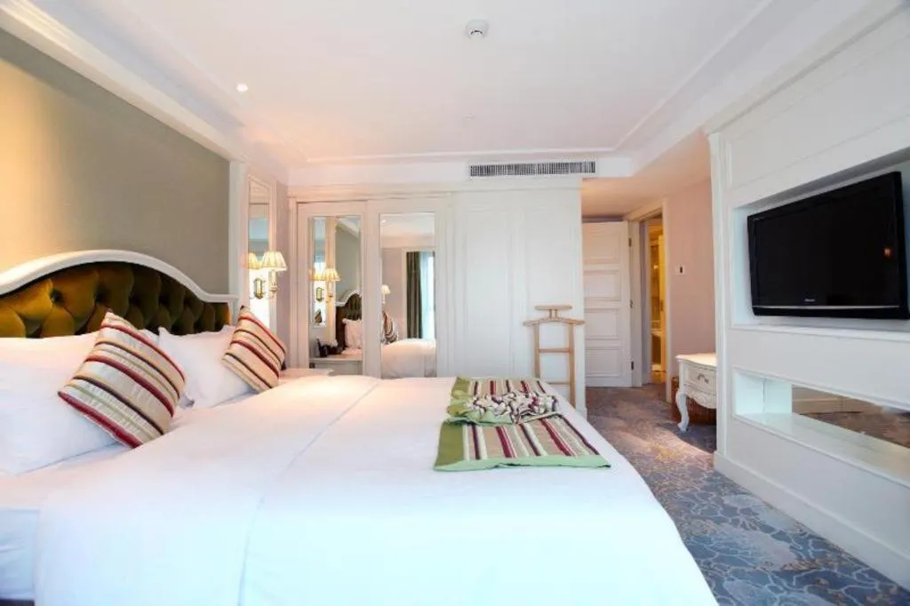 Bed in Xiamen Jingmin Central Hotel