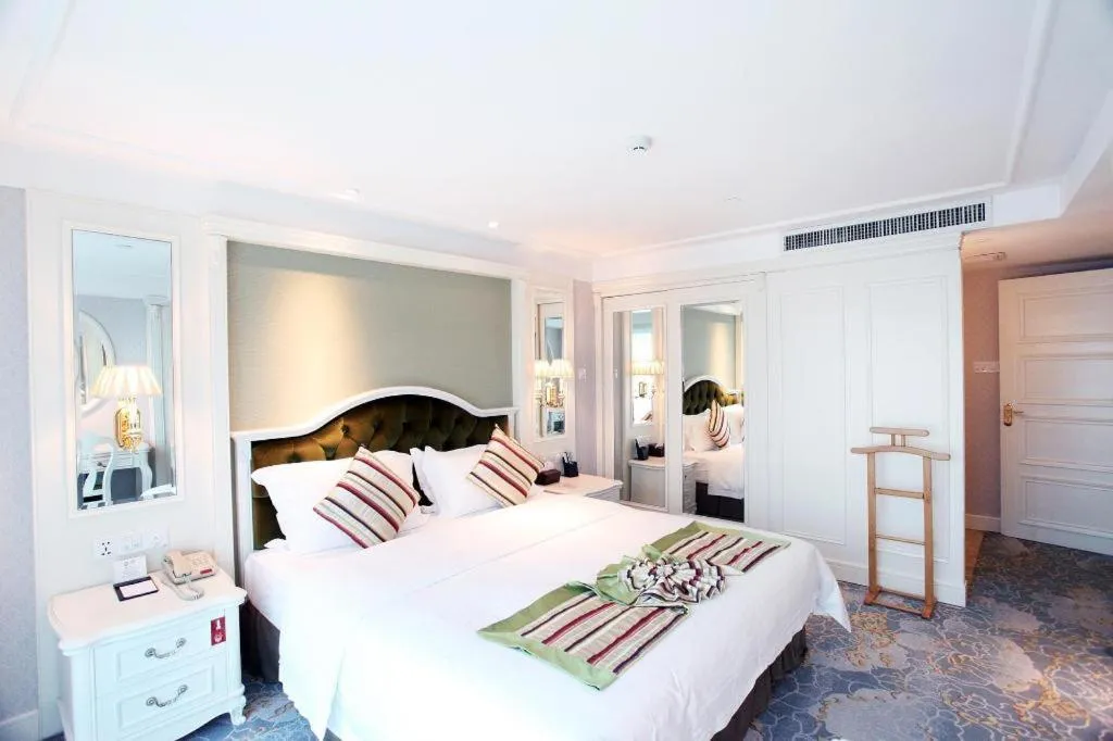 Bed in Xiamen Jingmin Central Hotel