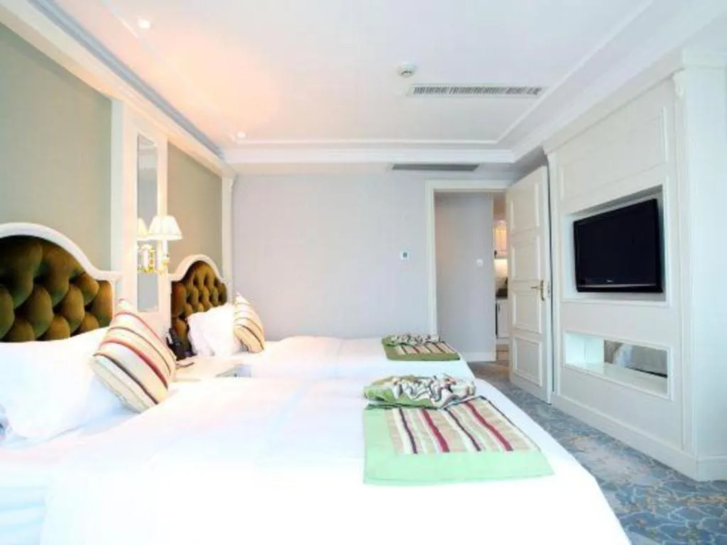 Bed in Xiamen Jingmin Central Hotel