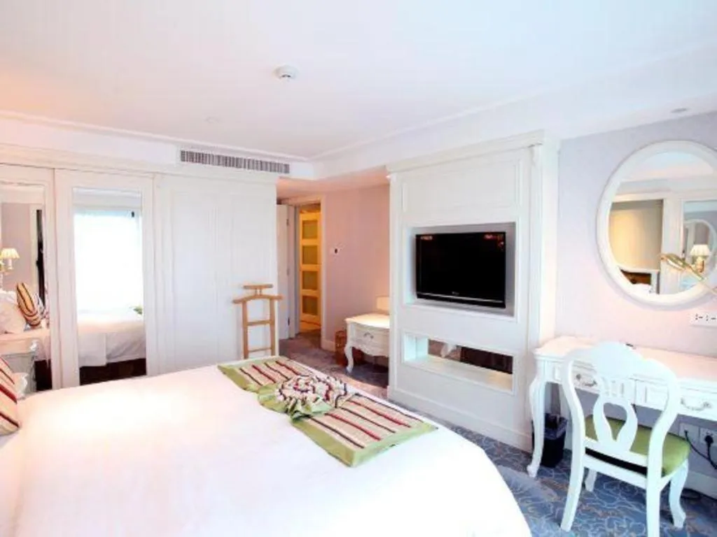 Bed in Xiamen Jingmin Central Hotel