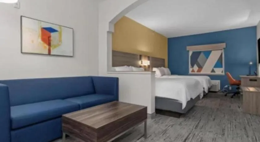 Bed in Holiday Inn Express Crockett By IHG