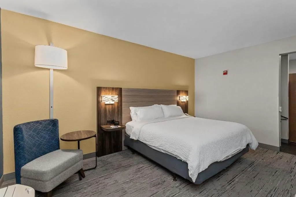 Bed in Holiday Inn Express Crockett By IHG