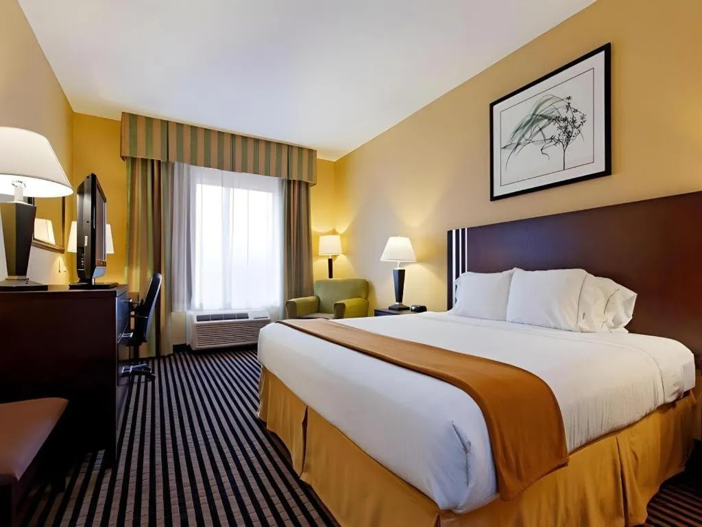 Bed in Holiday Inn Express Crockett By IHG