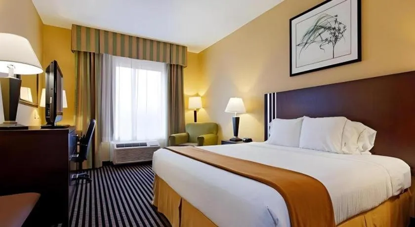 Bed in Holiday Inn Express Crockett By IHG