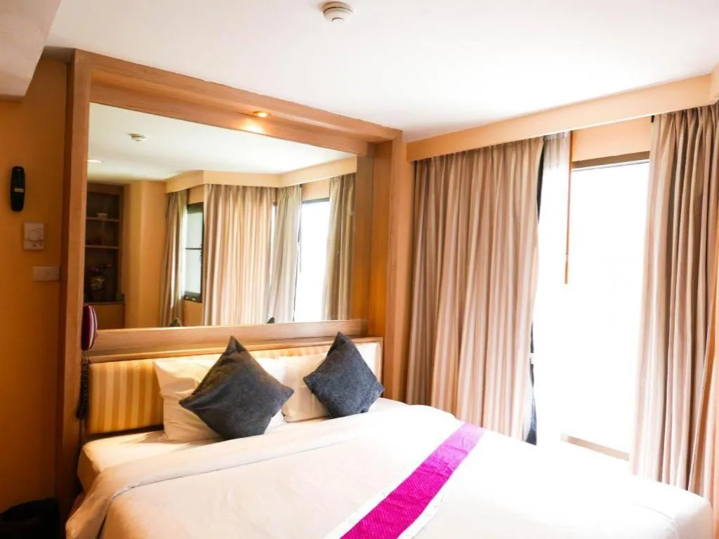 Bed in Best Comfort Bangkok Hotel