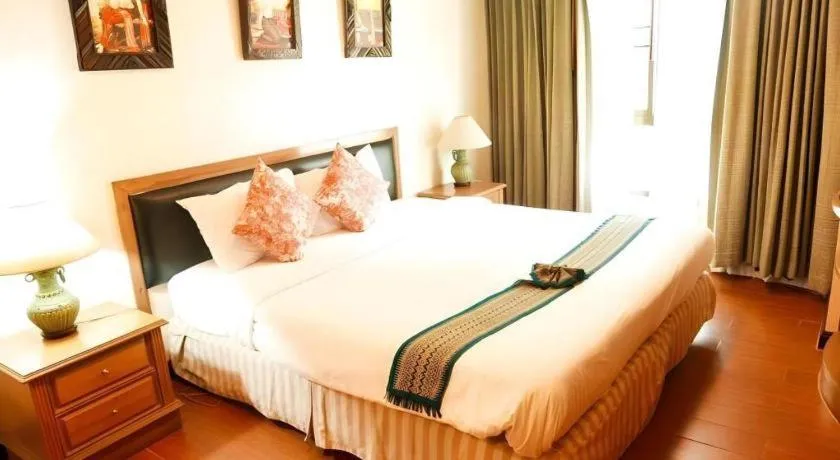 Bed in Best Comfort Bangkok Hotel