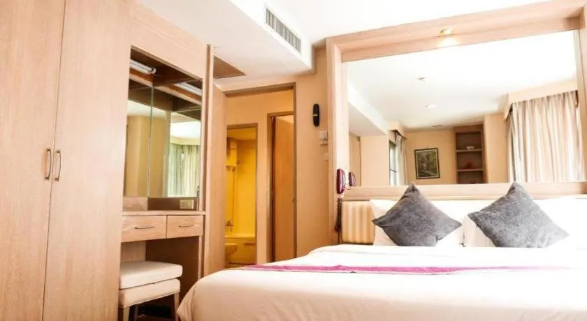 Bed in Best Comfort Bangkok Hotel