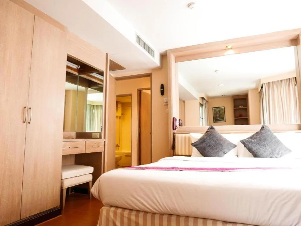 Bed in Best Comfort Bangkok Hotel