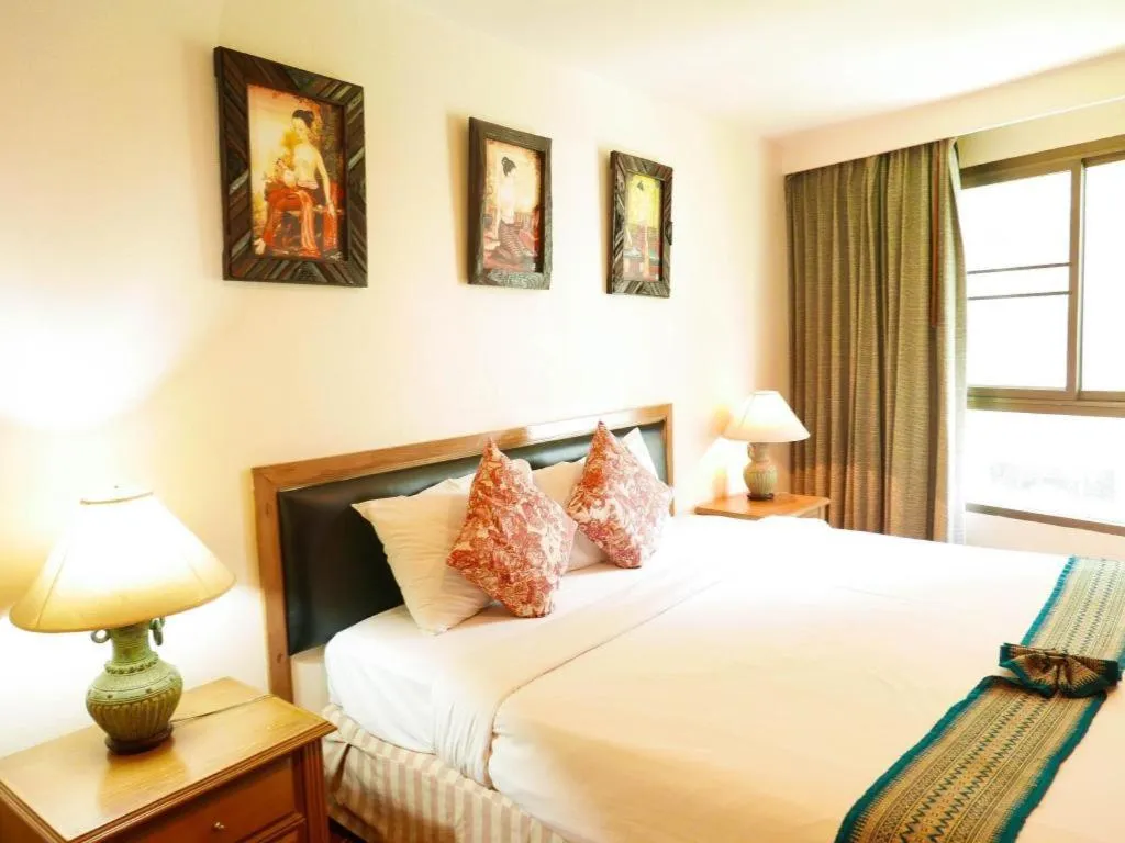 Bed in Best Comfort Bangkok Hotel