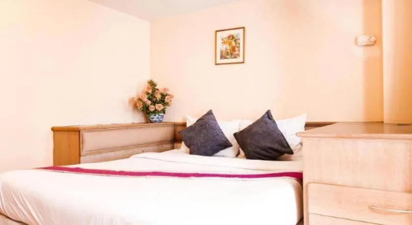 Bed in Best Comfort Bangkok Hotel