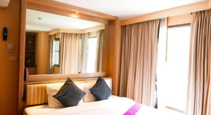 Bed in Best Comfort Bangkok Hotel