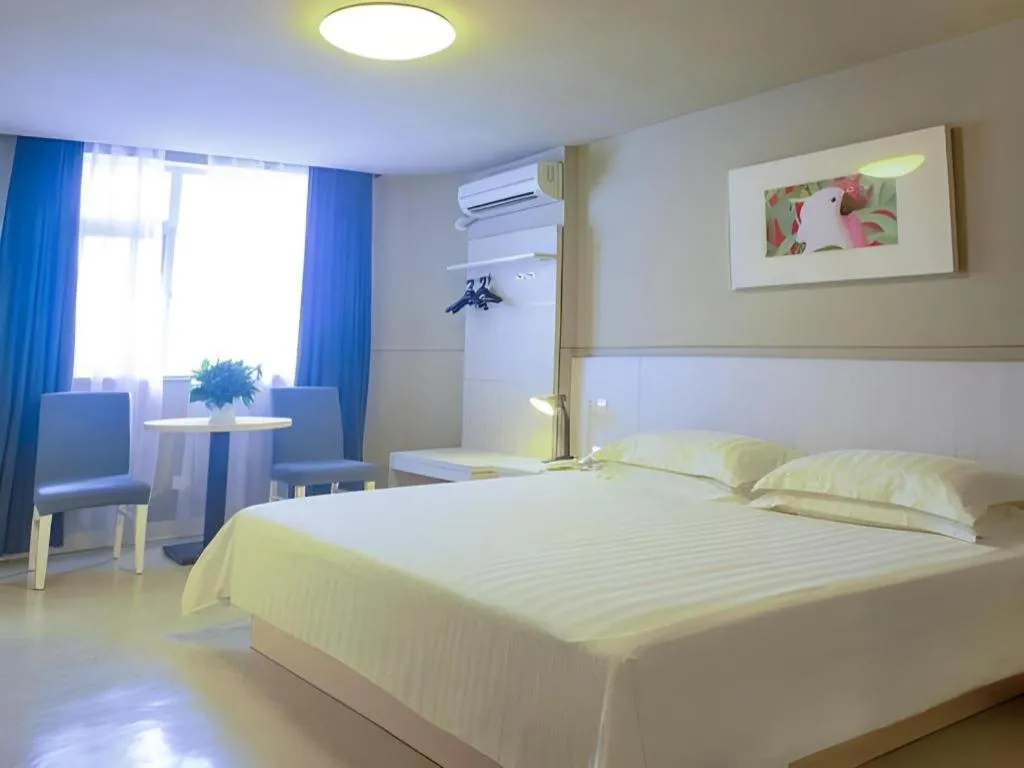 Bed in Jinjiang Inn Zhuhai Xiangzhou Qinglv Middle Road Theater